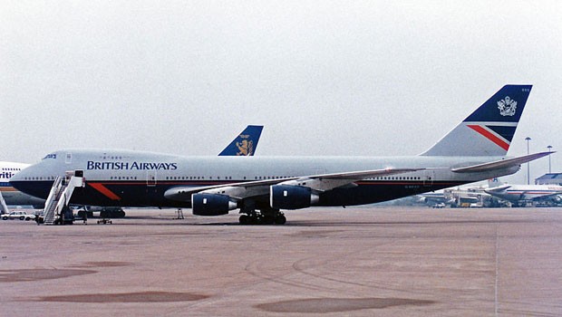 1989 nahm British Airways die erste Boeing 747-400 in Betrieb. Bis heute ist die Airline der weltgrößte Betreiber des Jumbos. Hier ist eine Maschine des Typen 747-200 am Flughafen Heathrow im alten Gewand zu sehen…