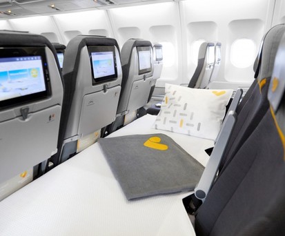 Dicke Matratze, Kissen, Decke Kopfstütze - aus drei Sitzen wir eine Art Bett.