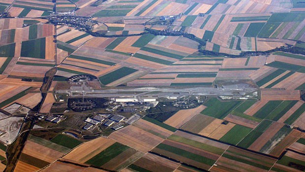 Den Vogel schießt aber «Paris-Vatry (Disney)» ab: Der Flughafen Châlons Vatry hat weder etwas mit Paris noch mit Euro Disney zu tun. Denn von dort sind es 105 Kilometer bis zum Freizpark - und ganze 150 Kilometer bis Paris. Gute Reise!