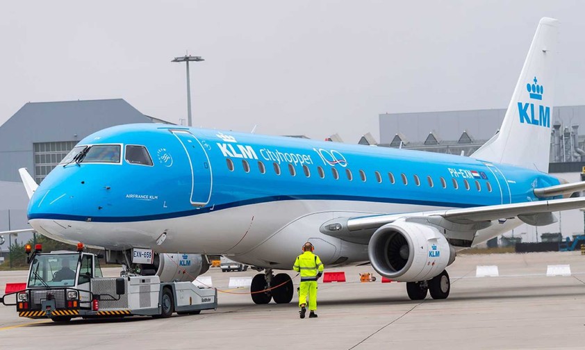 Embraer E175 von KLM Cityhopper: In solch einem Jet half eine Flugbegleiterin  Cockpit.