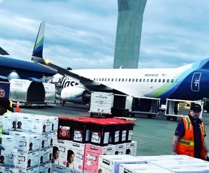 Hilfsgüterflug von Alaska Airlines: Die Airline setzte auch Sonderflüge auf, um zu evakuieren.