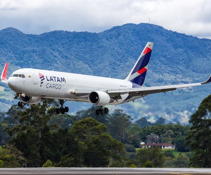 Eine Boeing 767 von Latam Cargo: In Frankfurt kam es zu einem Zwischenfall, der von der Bundesstelle für Flugunfalluntersuchung untersucht wird.
