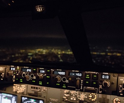Nacht im Cockpit: Statt nur aus dem Fenster zu schauen, studieren viele Dienstvorschriften.