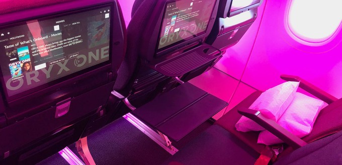 Die neuen Economy-Sitze von Qatar Airways: Sie haben einen großen Tisch unten, einen kleinen oben.