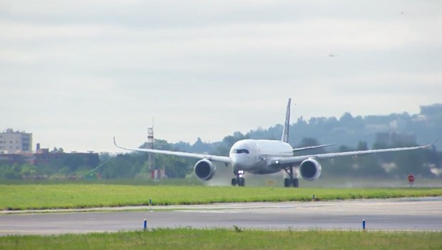 Um 10 Uhr morgens war es soweit: Der A350 auf der Piste.