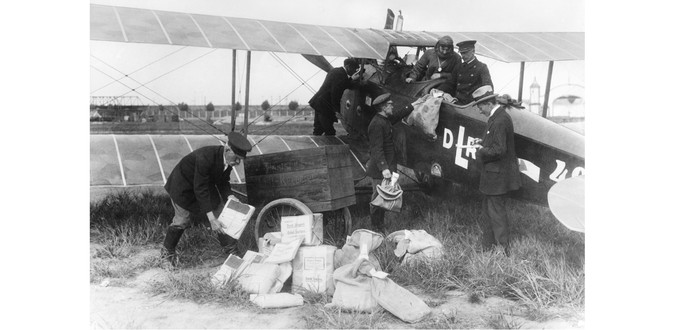 Flugzeug der Deutschen Luft-Reederei 1919: Hier werden Luftpostsendungen aus einer LVG C VI entladen.