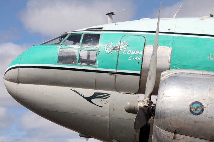 Zur Flotte von Buffalo Airways gehören vor allem oldtimer. So etwa diese Curtiss C-46 Commando, die früher einmal für Lufthansa geflogen war.