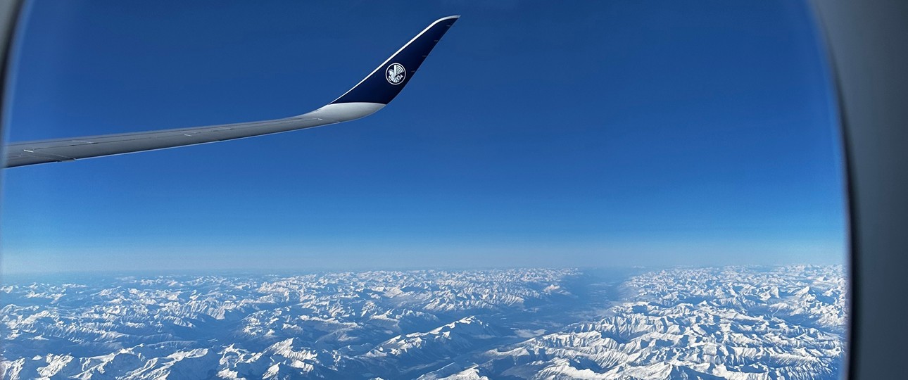 Blick aus Airbus A350 von Air France auf die Rocky Mountains: Nonstop zwischen Westküste und Mittelmeer.