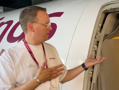 Eurowings-Trainer Jörn Siepmann im neuen Center: Wird hier künftig Kabinencrews schulen.