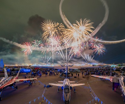 Feuerwerk über Oshkosh: Die Messe hat so viele Menschen angezogen wie noch nie.