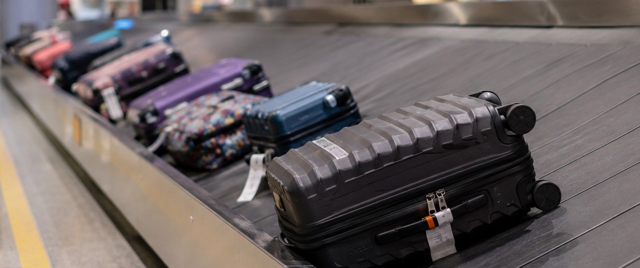 Koffer auf dem Gepäckband am Flughafen: immer seltener warten Reisende vergebens.