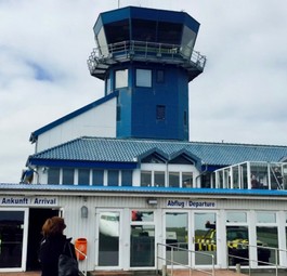 Flughafen Sylt: Hier sitzt ein Lufthansa.Flieger fest.