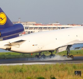 MD-11 von Lufthansa Cargo landet in Dhaka: Mangelhafte Abfertigung.