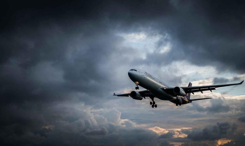 Ein Flugzeug am grauen Himmel: Turbulenzen haben in den vergangenen Jahrzehnten zugenommen.