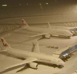 Alles voll: Der Flughafen hat sehr viel Schnee abbekommen.