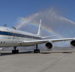 Wassersalut nach der letzten Mission der DC-8 der Nasa: Das Flugzeug ...