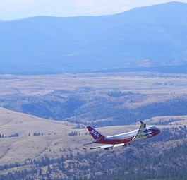 Demonstrationsflug der Boeing 747-400 von Global Supertanker.