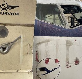 Die Hamburger Boeing 707: Für Aeroflot flog sie nie. Der Schriftzug an der Innenseite einer Kabinentür stammt von Filmaufnahmen. Von dem Jet werden unter anderem versteigert ...