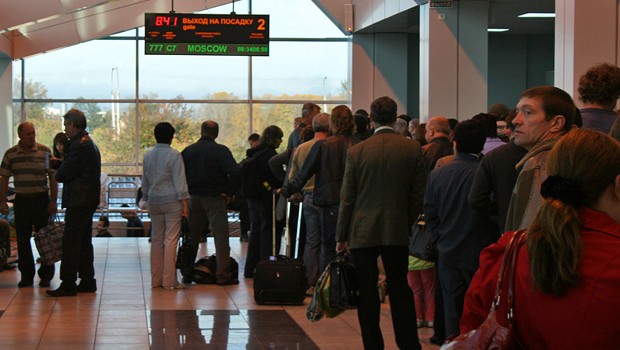 Die Voreiligen: Lange bevor die Durchsage zum Boarding ertönt, warten diese Passagiere direkt am Flugsteig. Andere Passagiere lassen sich anstecken (man könnte ja was verpassen) und so bildet sich eine stattliche Schlange.