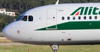 Ein Airbus von Alitalia : Die Airline halbiert ihre Flotte und streicht viele Routen.