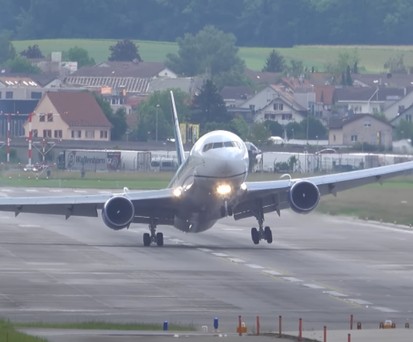 Boeing 767 von United hüpft bei Landung in Zürich über die Piste