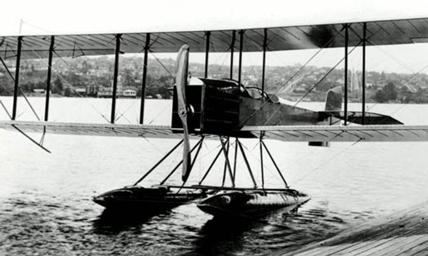 Damit begann alles: Das B &amp; W Seaplane, das später auch Boeing Model 1 hieß. Es war 8,38 Meter lang, hatte eine Spannweite von 15,8 Meter und konnte bis zu 120 Kilometer pro Stunde schnell fliegen. Zwei Stück wurden gebaut und nach Neuseeland verkauft.