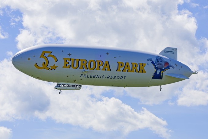 ... schwebte majestätisch über dem Flugplatz.