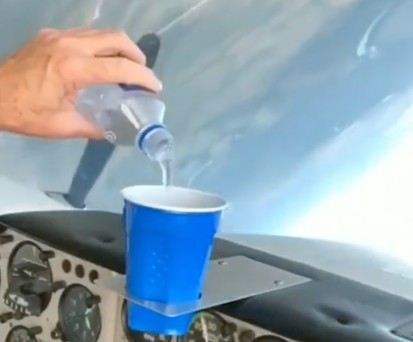 Kunstflug mit einem Becher voll Wasser