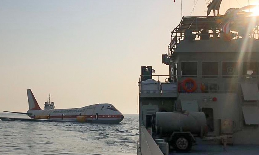 Boeing 747 von Dive Bahrain. Der ausrangierte Jumbojet wurde mit Schiffen in den Persischen Golf hinausgezogen.