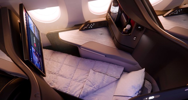 Ein Sitz der Delta One Suite im A350-1000 als Bettmodus mit Decke
