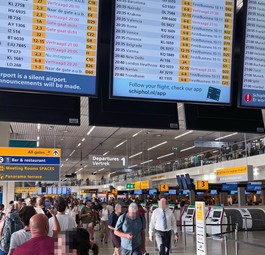 Warteschlangen am Flughafen Amsterdam Schiphol: Diese Mal wegen einer eingestürzten Decke.