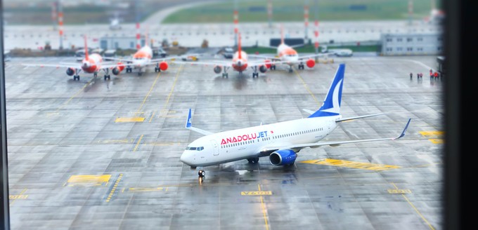 Auch die ersten Flieger von anderen Airlines als Lufthansa und Easyjet trafen am BER ein. Hier zu sehen eine Boeing 737-800 von Anadolujet aus Istanbul.