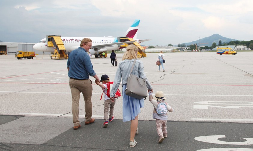 Passagiere am Flughafen Salzburg: Das Terminal 1 ist bereits ein halbes Jahrhundert alt.