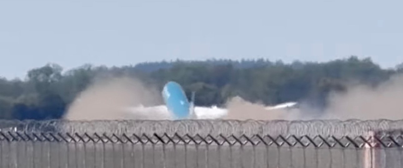Die Boeing 787 hebt in München ab: Viel Staub aufgewirbelt.