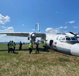 Antonov An 24 von Angara Airlines: Das Flugzeug ist auf der Nase gelandet.