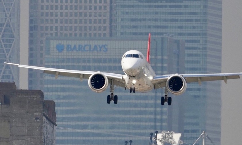 Embraer E195-E2 bei der Landung in London City: Akribische Vorbereitung.