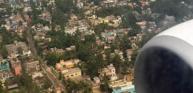 Flug über Kolkatra, Indien.