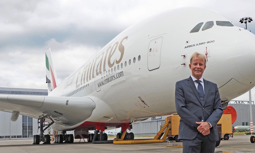 Volker Greiner von Emirates vor einem Airbus A380.