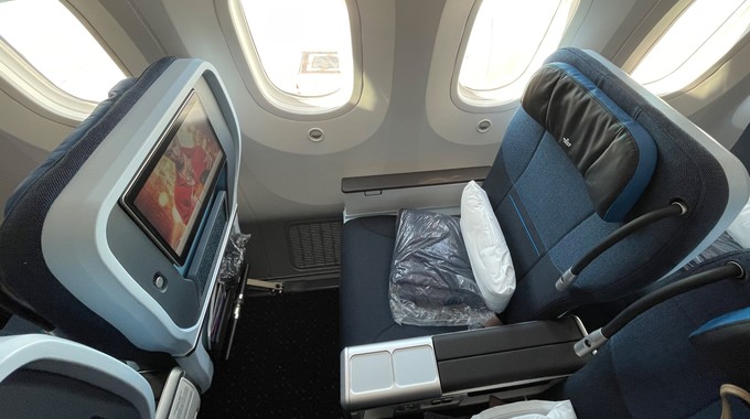 Der Sitz in der Premium Economy von KLM: Viel Platz und viel Komfort.