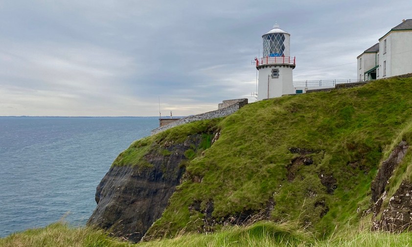 Erhabene Lage des Blackhead Lighthouse nordöstlich von Belfast, Nordirland