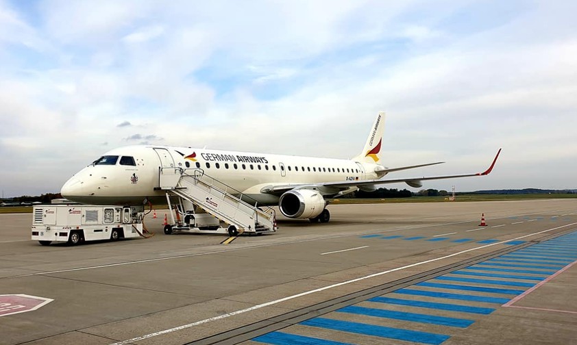 Flugzeug von German Airways in Rostock: Die Airline gehört Zeitfracht.