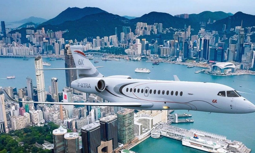 Dassault Falcon 6X: 2021 soll sie das erste Mal fliegen, im Folgejahr steht die erste Auslieferung an. Trotz Corona-Krise <a href="https://www.aerotelegraph.com/ab-anfang-2021-soll-die-falcon-6x-fliegen">kommt die Entwicklung laut Dassault gut voran</a>. 16 Passagiere können in ihr bis zu 10.000 Kilometer weit fliegen. Das <a href="https://www.aerotelegraph.com/falcon-6x-dassault-lanciert-neuen-langstrecken-businessjet">neuste Projekt des französischen Herstellers</a> ersetzt die gescheiterte Falcon 5X.