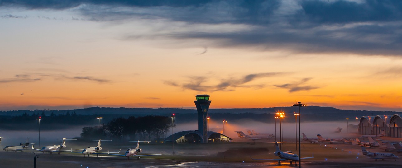 Das Vorfeld am Farnborough Airport in der Nähe von London.