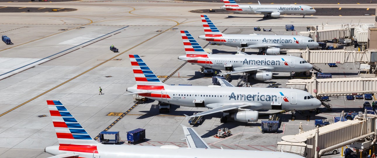 Flugzeuge von American Airlines in Phoenix: Die Fluglinie soll eine Strafte zahlen, weil sie gegen Drogen- und Alkoholbestimmungen verstoßen haben soll.