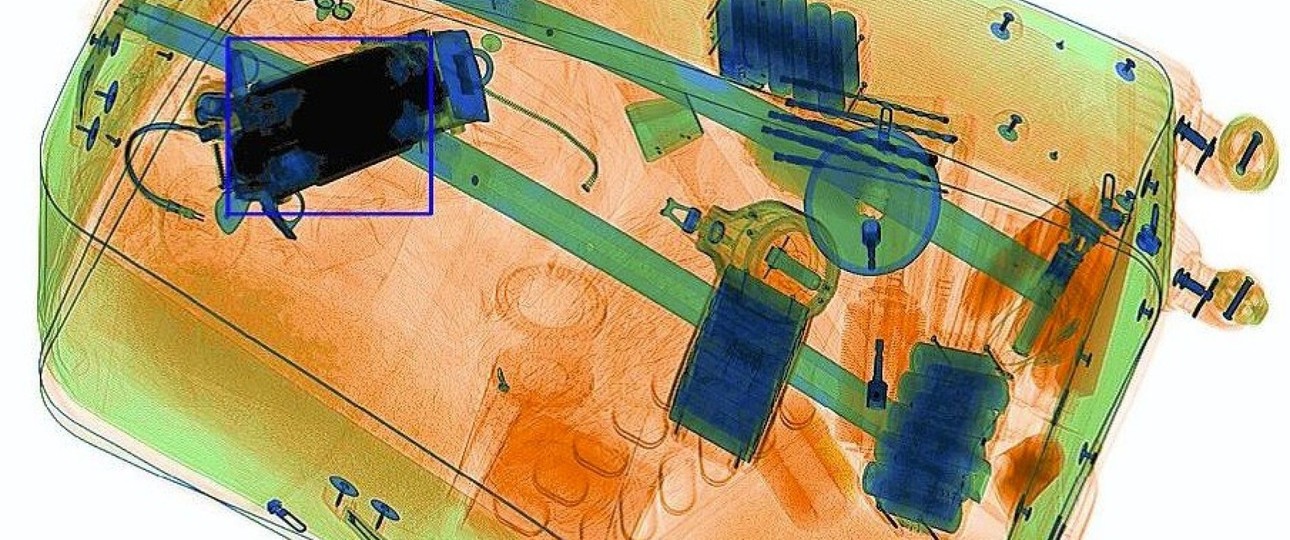 Durchleuchteter Koffer: Powerbanks, Akkus und andere Batterien werden erkannt.
