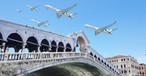 Privatjets über der Rialto-Brücke in Venedig: Die Gäste der Bezos-Hochzeit reisen vornehmlich mit dem Privatjet an.