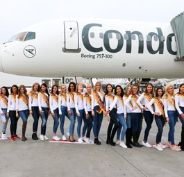 Glückliche Miss-Germany-Kandidatinnen vor Condor-Flugzeug: Trotz Verspätungschaos kamen sie diesen Sommer pünktlich zur Wahl.