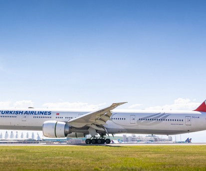 TC-LJE (hier in Denver): Die Boeing 777-300 ER stellte für Turkish Airlines einen Rekord auf. 