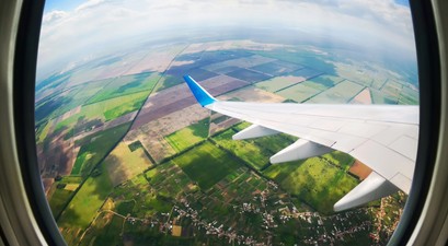 Blick aus einem Flugzeugfenster: Künftig soll GPS durch ein neues Navigationssystem abgelöst werden.