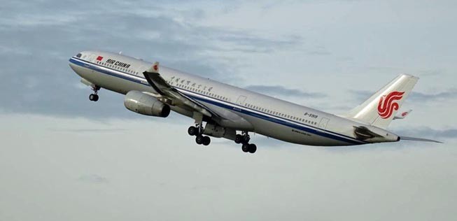 Air China beim Start in Düsseldorf.